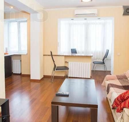 2-Х Комнатная На Подоле Appartement Kiev Buitenkant foto